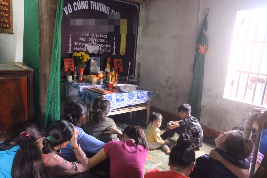 Gia đình lập bàn thờ vọng sau khi nghe tin báo từ Anh cho hay người thân nằm trong 39 người tử nạn