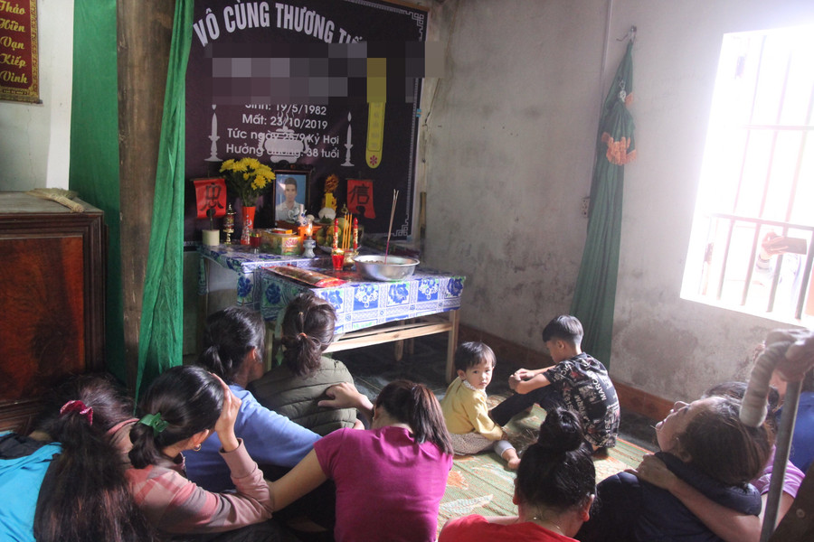 Gia đình lập bàn thờ vọng sau khi nghe tin báo từ Anh cho hay người thân nằm trong 39 người tử nạn Gia đình lập bàn thờ vọng sau khi nghe tin báo từ Anh cho hay người thân nằm trong 39 người tử nạn