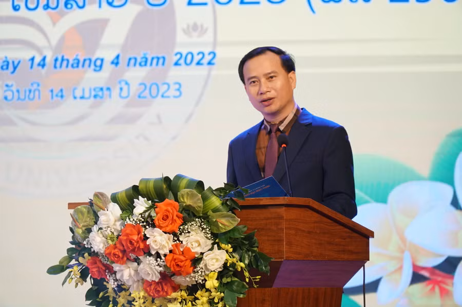 GS.TS. Nguyễn Huy Bằng - Hiệu trưởng Trường ĐH Vinh gửi lời chúc tết cổ truyền đến lưu học sinh Lào đang học tập tại trường. Ảnh: Hồ Lài.