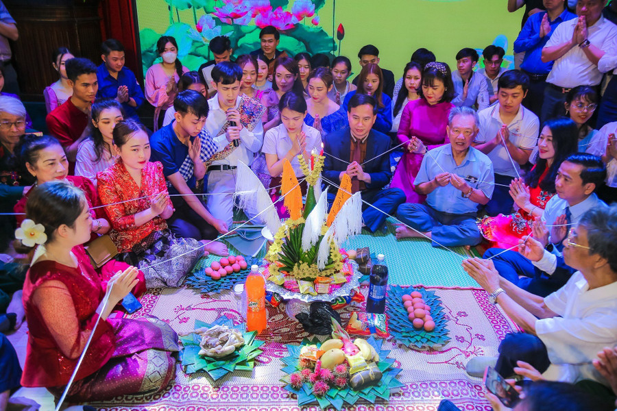 Lễ buộc chỉ cổ tay - nét văn hóa đặc sắc của người dân Lào trong dịp năm mới - sợi chỉ được buộc vào tay tượng trưng cho mong muốn những điều tốt đẹp nhất, sức khỏe, may mắn... đến với người nhận. Ảnh: Hồ Lài.