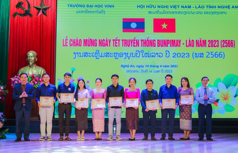 Trường ĐH Vinh khen thưởng lưu học sinh Lào đạt thành tích học tập và rèn luyện xuất sắc. Ảnh: Hồ Lài.