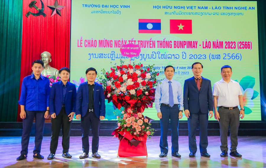 Lãnh đạo Trường ĐH Vinh tổ chức mừng đón tết Bun-pi-may, chúc mừng năm mới đến lưu học sinh Lào. Ảnh: Hồ Lài.