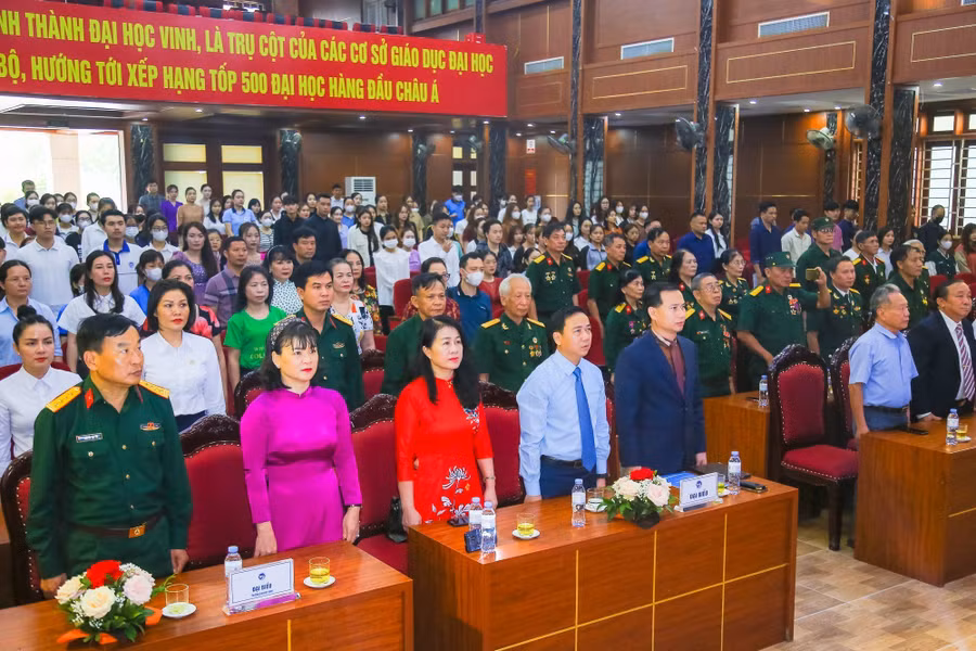 Các đại biểu tham gia lễ chào mừng tết truyền thống Bun-pi-may tại Trường ĐH Vinh. Ảnh: Hồ Lài.