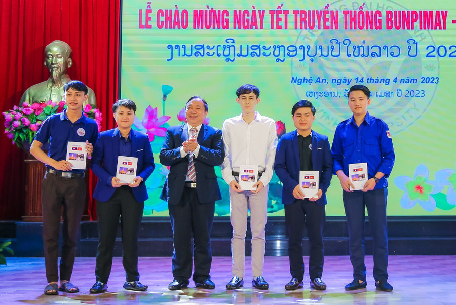 Khen thưởng lưu học sinh có nhiều đóng góp trong học tập cũng như bồi đắp mối quan hệ hữu nghị đặc biệt Việt - Lào. Ảnh: Hồ Lài.