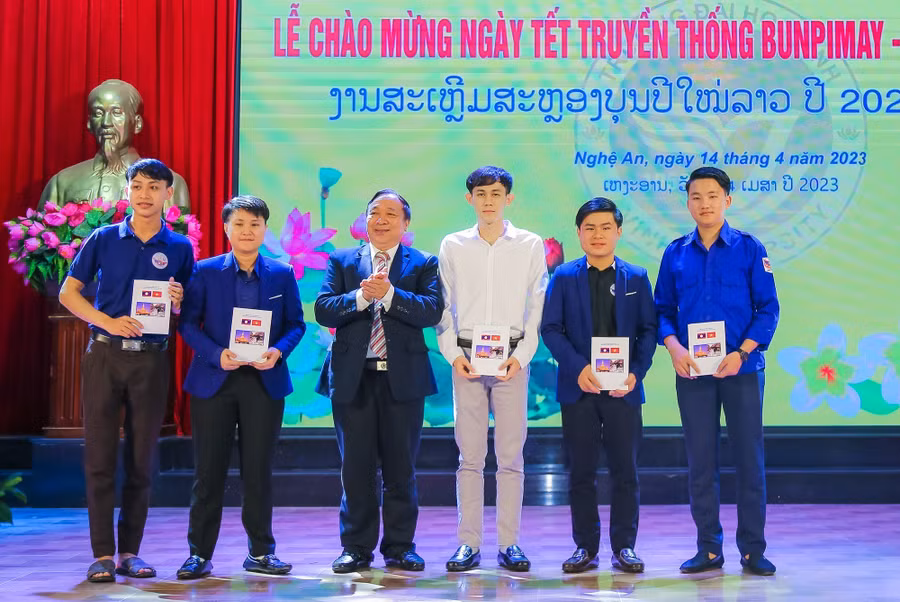 Khen thưởng lưu học sinh có nhiều đóng góp trong học tập cũng như bồi đắp mối quan hệ hữu nghị đặc biệt Việt - Lào. Ảnh: Hồ Lài.