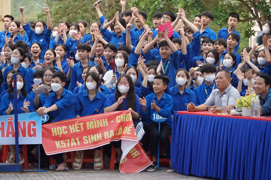 Hàng nghìn học sinh của 2 trường cổ vũ nhiệt tình cho các thí sinh tham gia hội thi. Ảnh: Hồ Lài.
