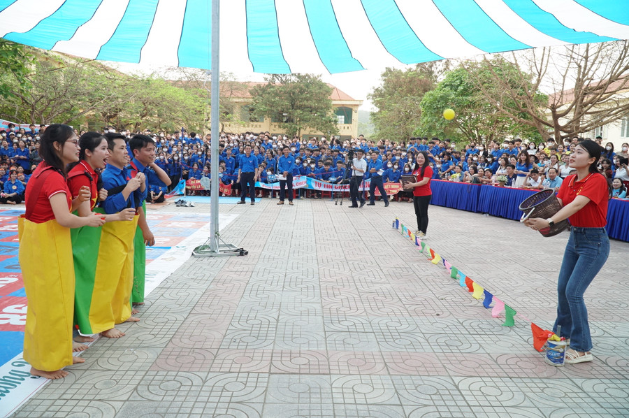 Thầy cô tiếp sức cho học sinh trong hành trình vượt qua 30 câu hỏi của hội thi. Ảnh: Hồ Lài.