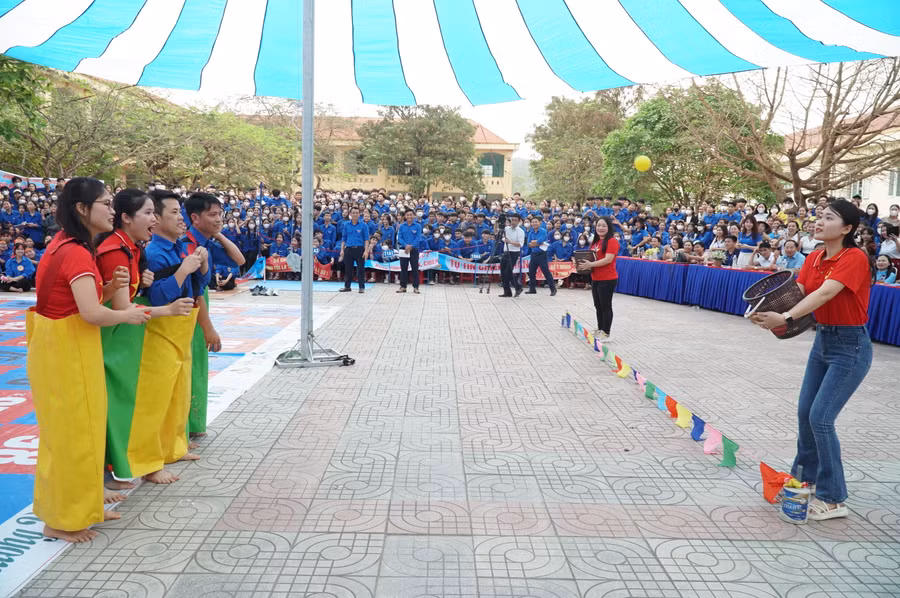 Thầy cô tiếp sức cho học sinh trong hành trình vượt qua 30 câu hỏi của hội thi. Ảnh: Hồ Lài.