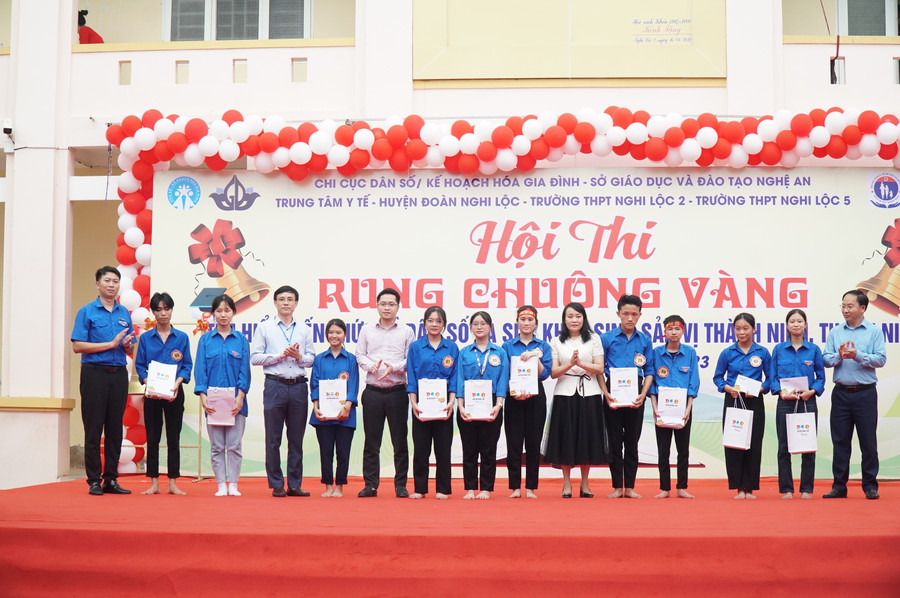 Ban tổ chức trao quà và học bổng cho học sinh có hoàn cảnh khó khăn vươn lên trong học tập của Trường THPT Nghi Lộc 2 và THPT Nghi Lộc 5. Ảnh: Hồ Lài.