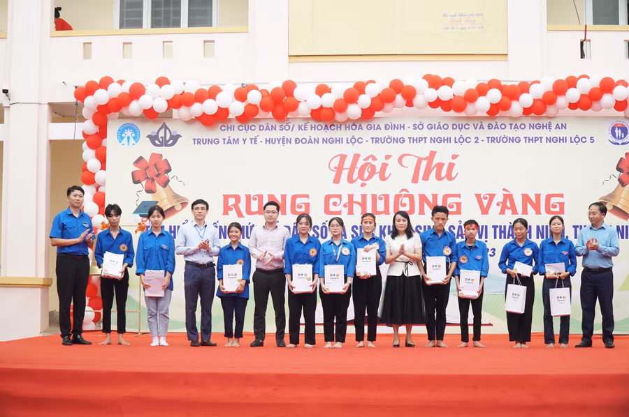 Ban tổ chức trao quà và học bổng cho học sinh có hoàn cảnh khó khăn vươn lên trong học tập của Trường THPT Nghi Lộc 2 và THPT Nghi Lộc 5. Ảnh: Hồ Lài.