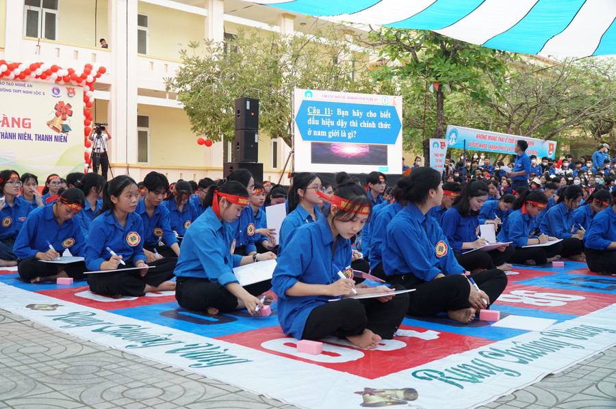 Tham gia hội thi có 100 thí sinh đến từ 2 Trường THPT Nghi Lộc 2 và THPT Nghi Lộc 5. Ảnh: Hồ Lài.