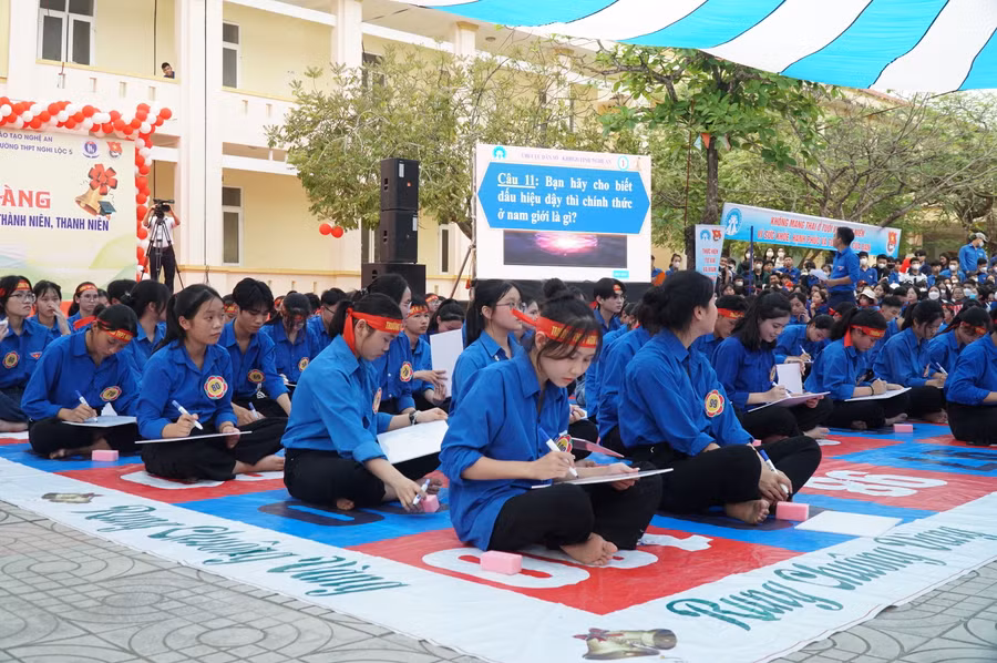 Tham gia hội thi có 100 thí sinh đến từ 2 Trường THPT Nghi Lộc 2 và THPT Nghi Lộc 5. Ảnh: Hồ Lài.