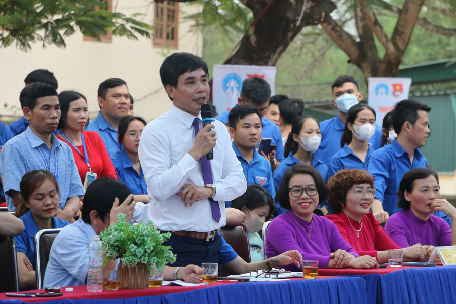 Ông Nguyễn Hữu Quang - Trưởng phòng Truyền thông - Chi cục DS-KHHGĐ tỉnh Nghệ An tư vấn, giải đáp các câu hỏi tại hội thi. Ảnh: Hồ Lài.