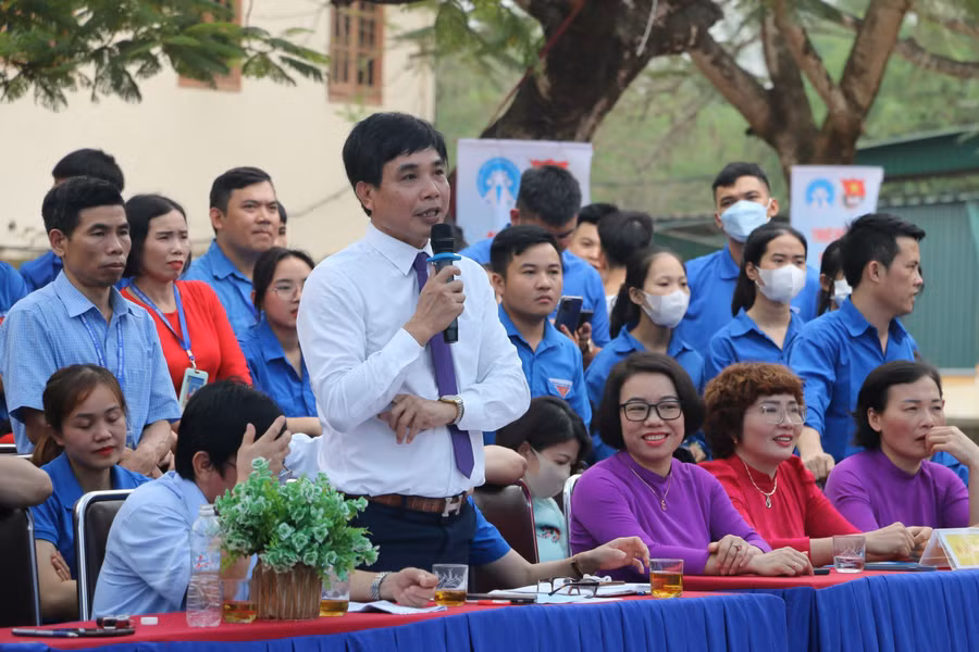 Ông Nguyễn Hữu Quang - Trưởng phòng Truyền thông - Chi cục DS-KHHGĐ tỉnh Nghệ An tư vấn, giải đáp các câu hỏi tại hội thi. Ảnh: Hồ Lài.