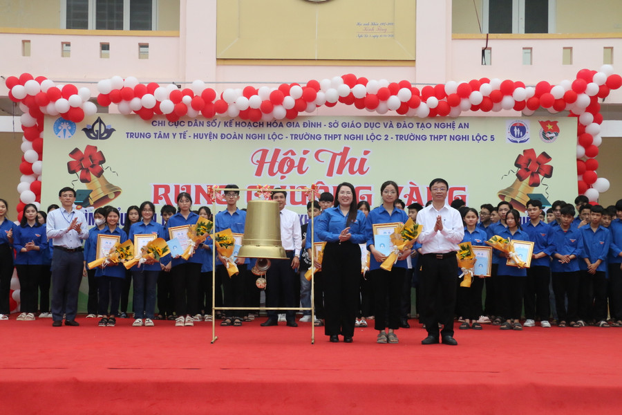 Ban tổ chức trao thưởng cho em Hoàng Thị Vân Anh, học sinh lớp 11A1 Trường THPT Nghi Lộc 2 đã xuất sắc vượt qua 30 câu hỏi của hội thi và Rung chuông vàng. Ảnh: Hồ Lài.