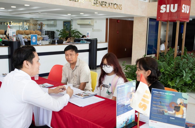 Thí sinh tìm hiểu thông tin tuyển sinh tại SIU. Thí sinh tìm hiểu thông tin tuyển sinh tại SIU.
