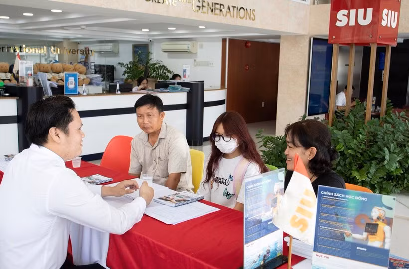 Thí sinh tìm hiểu thông tin tuyển sinh tại SIU.