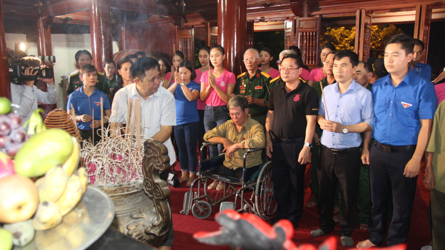 Đoàn đại biểu dâng hương tại đền thờ Chủ tịch Hồ Chí Minh