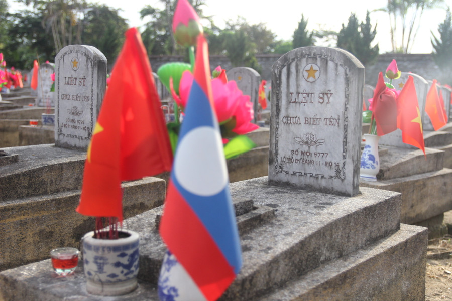 Thí sinh Hoa hậu Việt Nam thắp nến tri ân tại Nghĩa trang quốc tế Việt - Lào ảnh 7