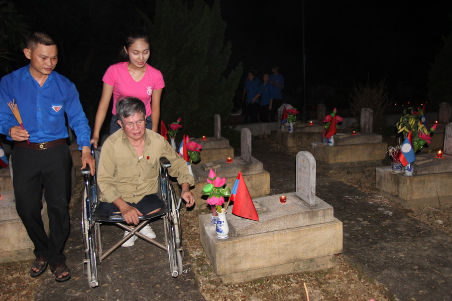 Giúp cựu chiến binh đi viếng mộ và thắp hương cho đồng đội đã mất