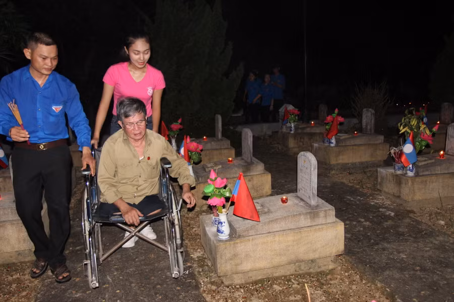 Giúp cựu chiến binh đi viếng mộ và thắp hương cho đồng đội đã mất Giúp cựu chiến binh đi viếng mộ và thắp hương cho đồng đội đã mất