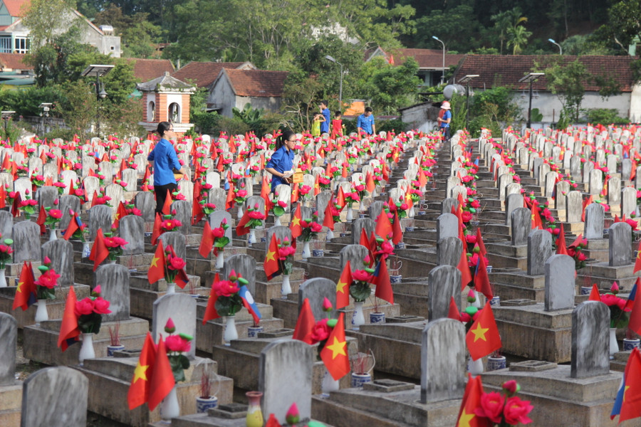 Các đoàn viên thanh niên có mặt từ sớm trước đó để quét dọn sạch sẽ nghĩa trang