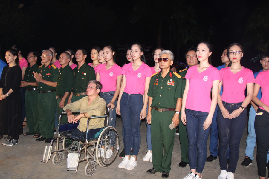 Các thí sinh HHVN cùng các cựu chiến binh, đoàn viên tưởng nhớ công ơn các liệt sỹ đã hi sinh bảo vệ Tổ quốc và làm nhiệm vụ quốc tế