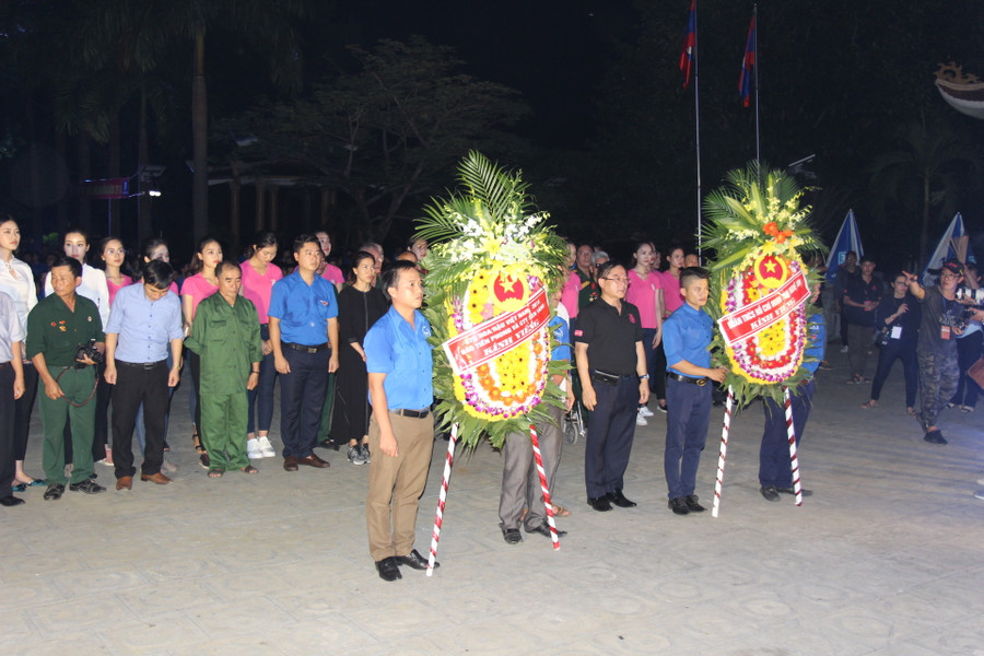 Dâng hương, dâng hoa đến anh linh liệt sỹ tại Nghĩa trang quốc tế Việt – Lào