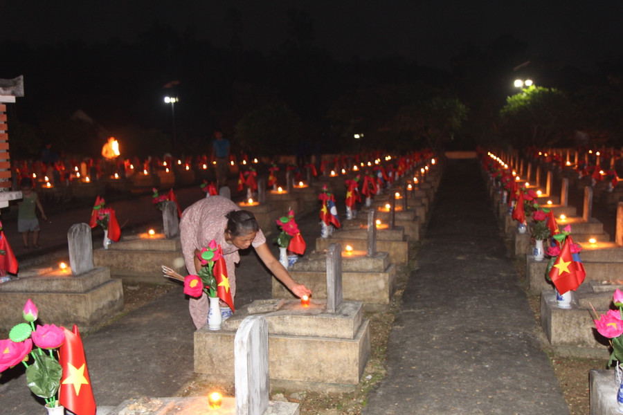 Người dân địa phương đến thắp nến và dâng hương