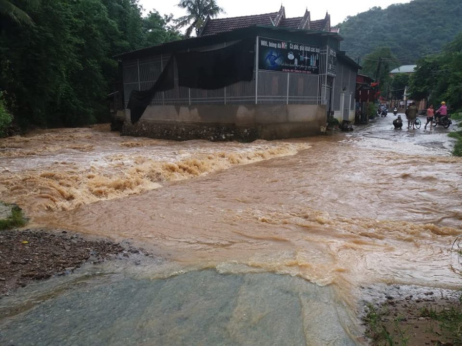 Nước từ sông suối tràn qua đường Nước từ sông suối tràn qua đường