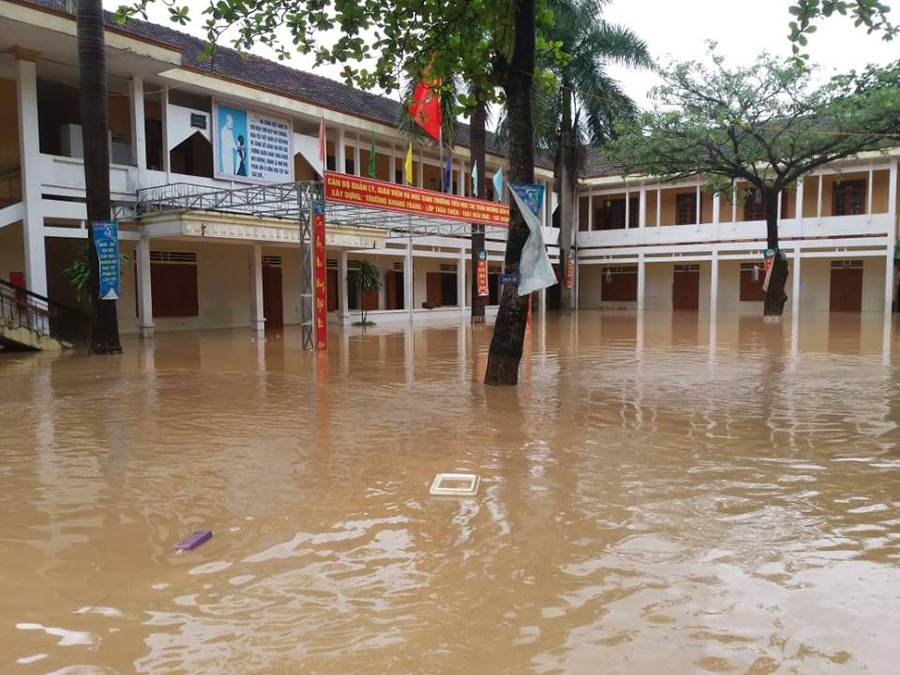 Trường Tiểu học thị trấn Mường Xén (Kỳ Sơn) ngập nước Trường Tiểu học thị trấn Mường Xén (Kỳ Sơn) ngập nước