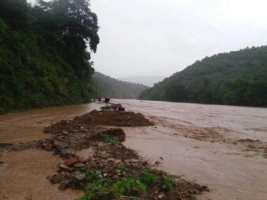 Nước sông Nậm Mộ dâng cao cuồn cuộn, làm ngập tuyến đường từ trung tâm huyện Kỳ Sơn vào các xã Tà Cạ, Mường Típ, Mường Ải... Nước sông Nậm Mộ dâng cao cuồn cuộn, làm ngập tuyến đường từ trung tâm huyện Kỳ Sơn vào các xã Tà Cạ, Mường Típ, Mường Ải...