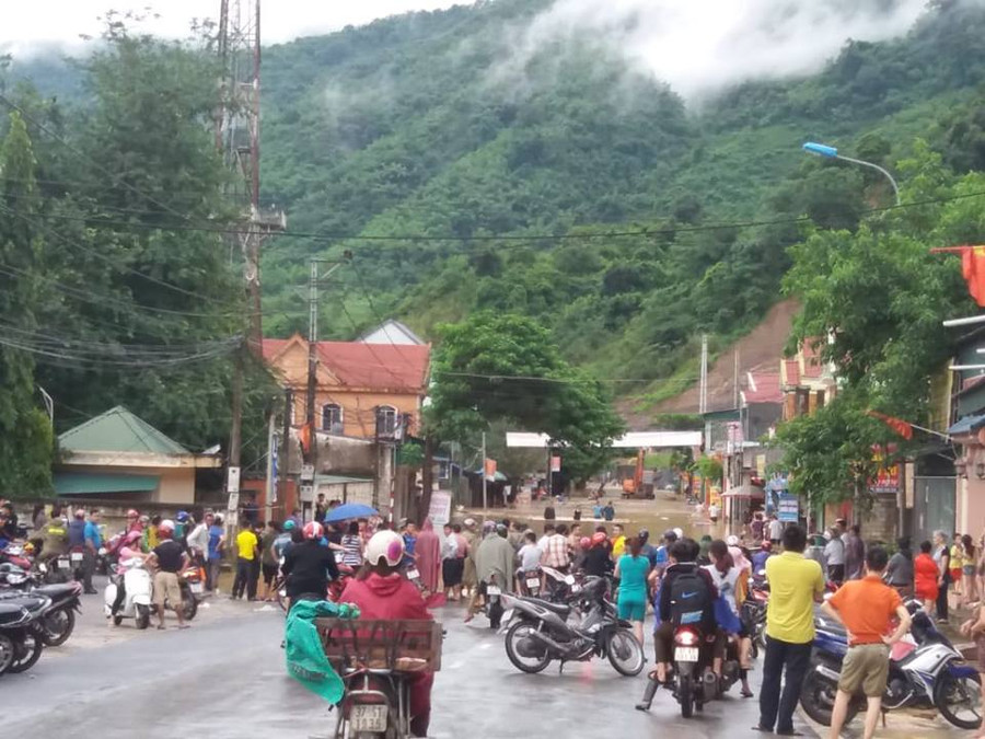 Nhiều người dân bị mắc kẹt tại thị trấn Mường Xén (Kỳ Sơn) do nước lũ dâng ngập đường về Nhiều người dân bị mắc kẹt tại thị trấn Mường Xén (Kỳ Sơn) do nước lũ dâng ngập đường về