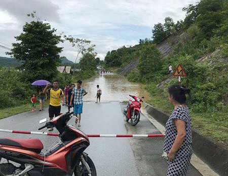 Giao thông chia cắt do ngập nước Giao thông chia cắt do ngập nước