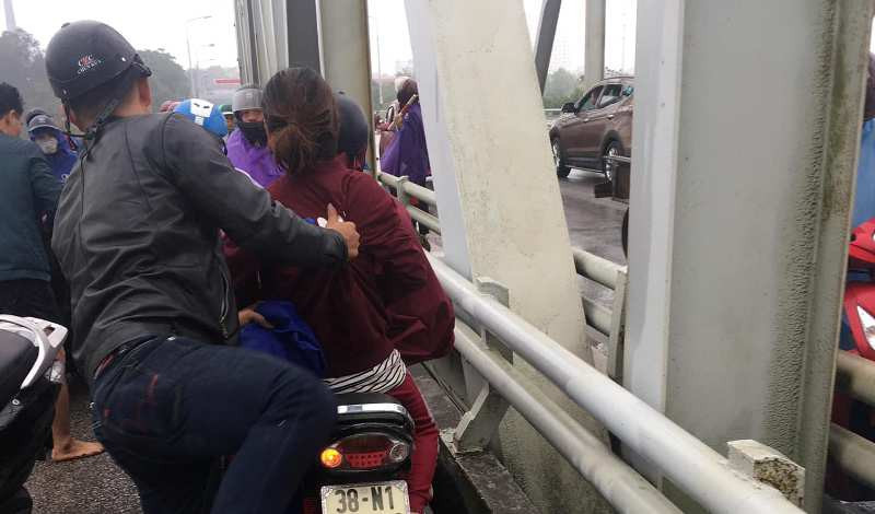 Người dân hỗ trợ đưa cô gái về nhà sau khi được cứu từ dưới sông lên Người dân hỗ trợ đưa cô gái về nhà sau khi được cứu từ dưới sông lên