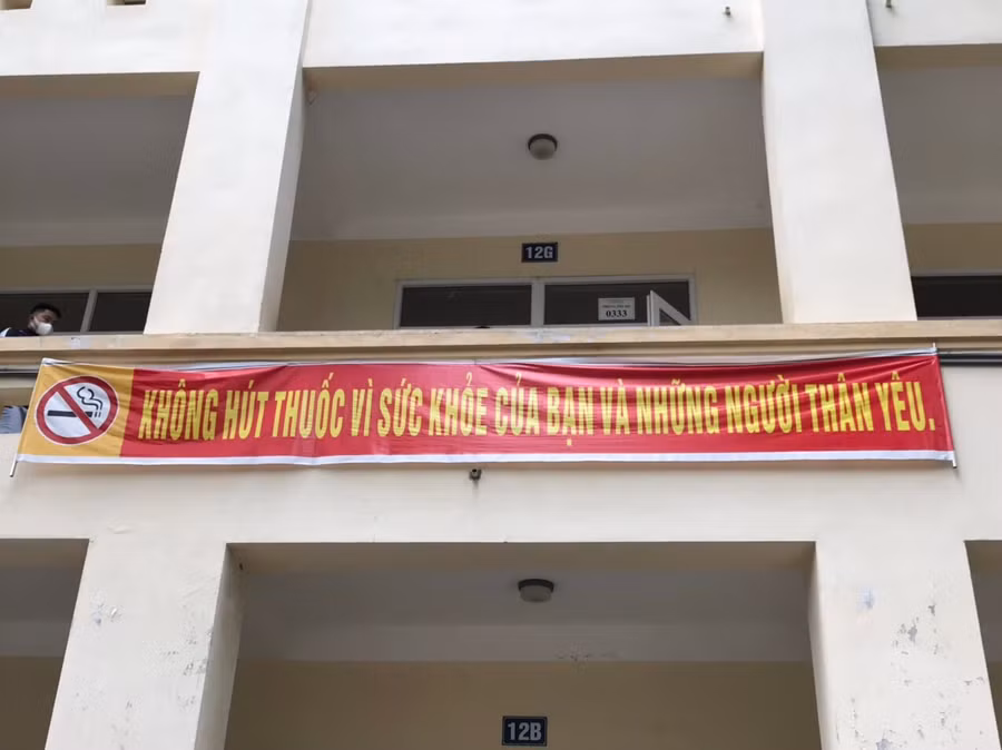 Khẩu hiệu không hút thuốc lá được treo tại Trường THPT Mường Lát (Thanh Hóa).