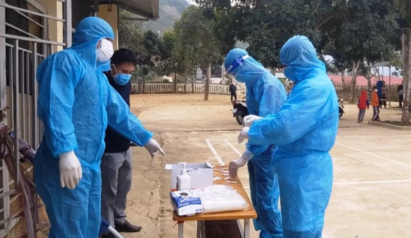 Lực lượng Y tế huyện Mường Lát thực hiện xét nghiệm Covid-19 cho người dân. Ảnh: Ngọc Huấn.