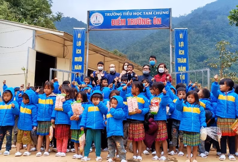 Học sinh Tiểu học, ở điểm lẻ bản Ón phấn khởi khi nhận được áo ấm mùa Đông.
