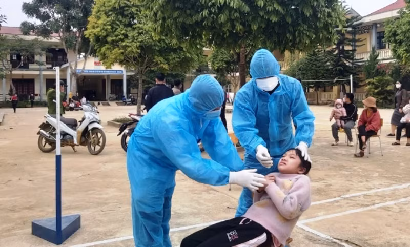 Lực lượng Y tế lấy mẫu xét nghiệm Covid-19 cho học sinh Mường Lát (Thanh Hóa).