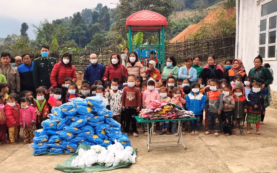 Trẻ em ở điểm lẻ bản Ón, Trường Mầm non Tam Chung nhận quà của đoàn thiện nguyện.