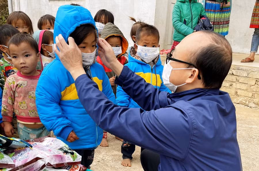 Phóng viên Báo Tuổi trẻ TP Hồ Chí Minh mang hơi ấm đến cho trẻ vùng cao xứ Thanh.