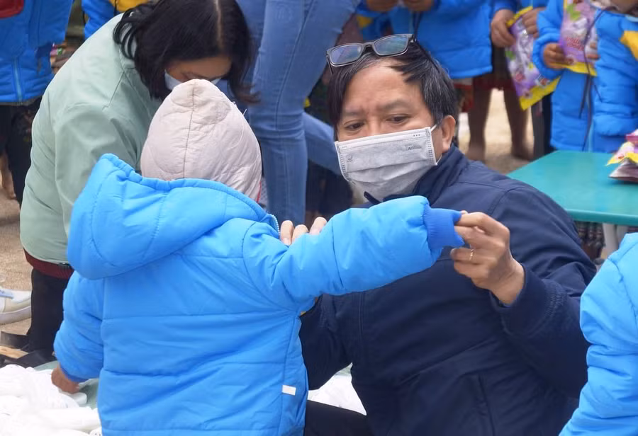 Trẻ mầm non đón nhận áo ấm mùa Đông.