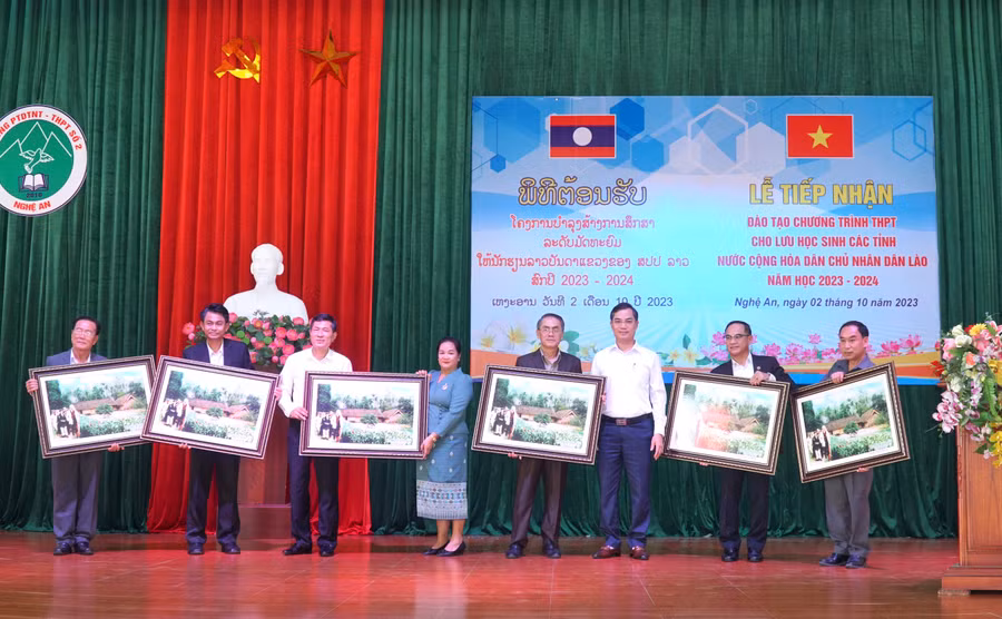 Lãnh đạo Sở GD&amp;ĐT Nghệ An tặng quà lưu niệm cho đại diện 6 tỉnh nước bạn Lào. Ảnh: Hồ Lài.