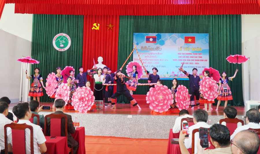 Chương trình biểu diễn nghệ thuật của học sinh Trường Phổ thông DTNT THPT số 2 tỉnh Nghệ An. Ảnh: Hồ Lài. Chương trình biểu diễn nghệ thuật của học sinh Trường Phổ thông DTNT THPT số 2 tỉnh Nghệ An. Ảnh: Hồ Lài.