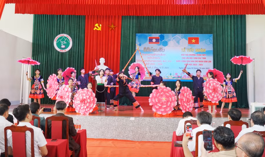 Chương trình biểu diễn nghệ thuật của học sinh Trường Phổ thông DTNT THPT số 2 tỉnh Nghệ An. Ảnh: Hồ Lài.