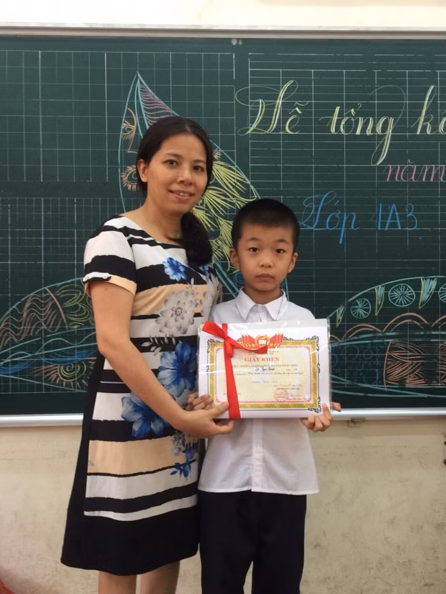 Cô Dương Thu Hằng trao phần thưởng cho học sinh. Ảnh tư liệu