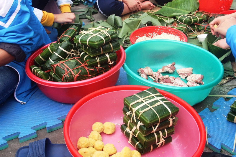 Những chiếc bánh chưng do học trò Trường THPT DTNT tỉnh Thanh Hóa tự gói.