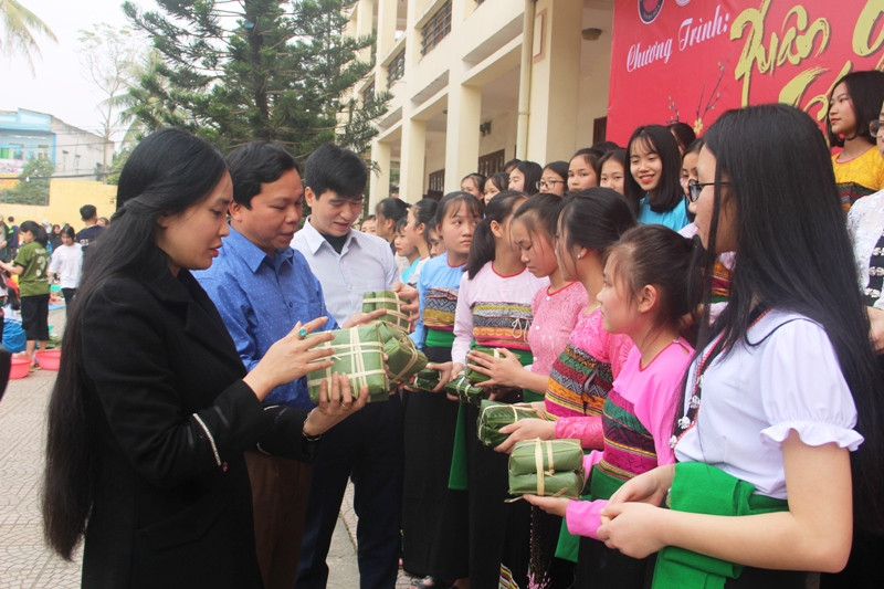 Ban giám hiệu nhà trường kiểm tra thành quả lao động của học trò trong "ngày hội gói bánh chưng"