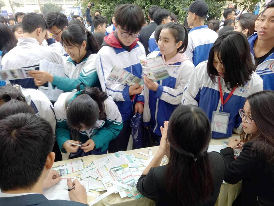 Học sinh tìm hiểu thông tin tại các gian tư vấn. Học sinh tìm hiểu thông tin tại các gian tư vấn.