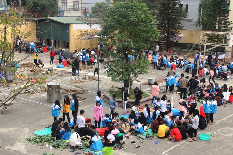 "Ngày hội gói bánh chưng" được tổ chức tại sân trường.